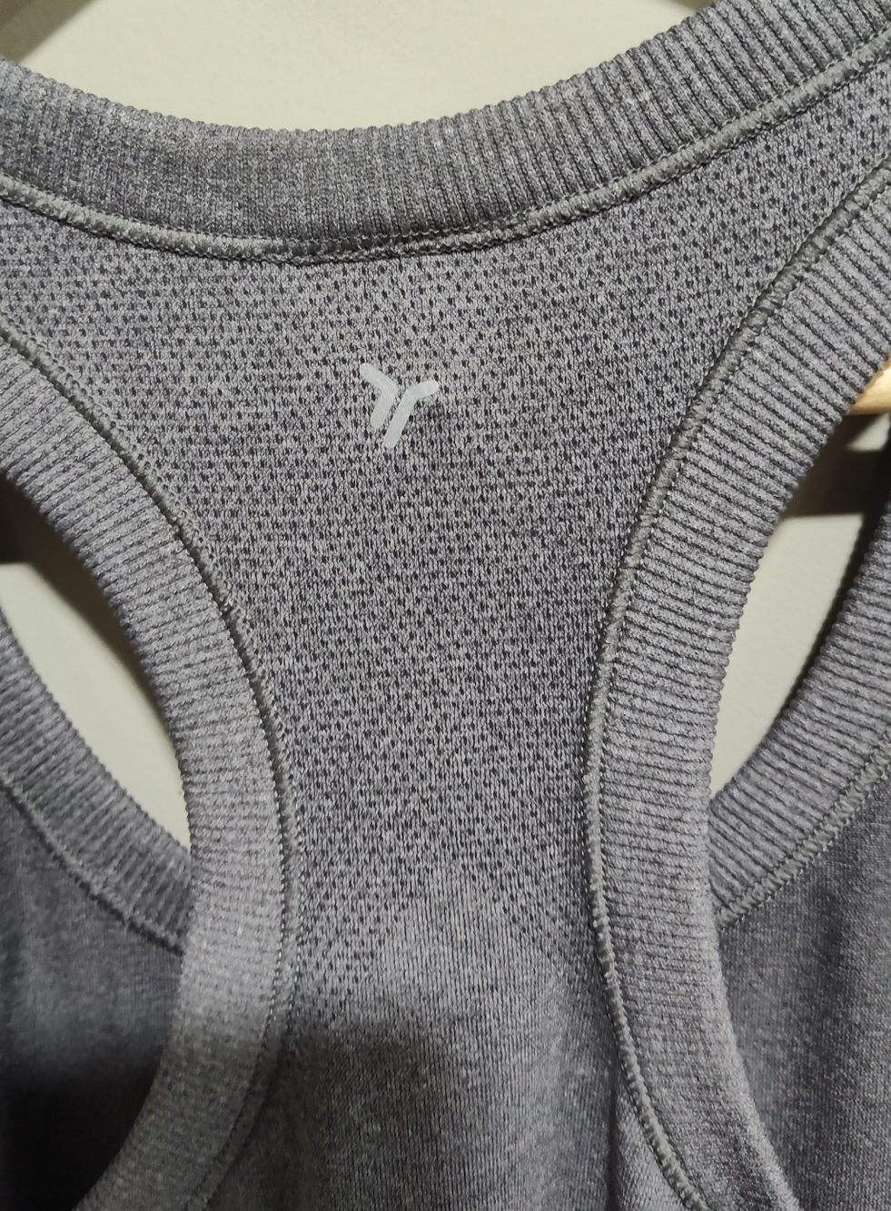 Old Navy Women's Fluid Seamless Fitted Tank Top, Go-Dry, Gray, Size Medium NWT - Picture 8 of 10